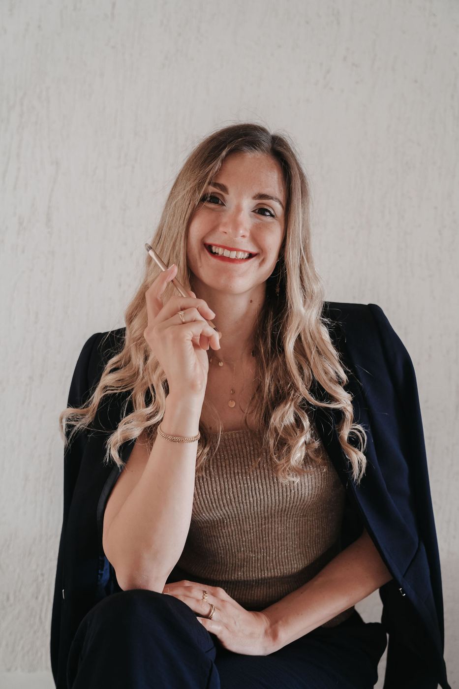 Editorial-Porträt einer Unternehmerin im Blazer, VIP Experience auf Mallorca