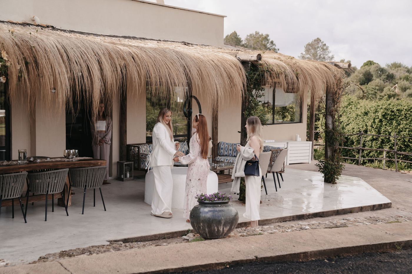Ankommen auf der Finca: Teilnehmerinnen eines Day Events auf Mallorca auf der Poolterrasse