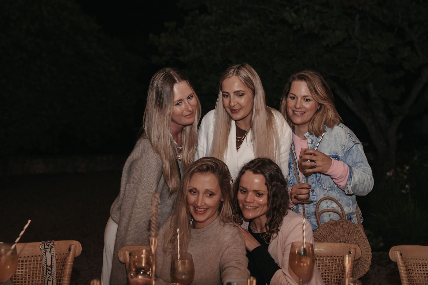 Teilnehmerinnen lachen gemeinsam am Abend eines Day Events auf Mallorca