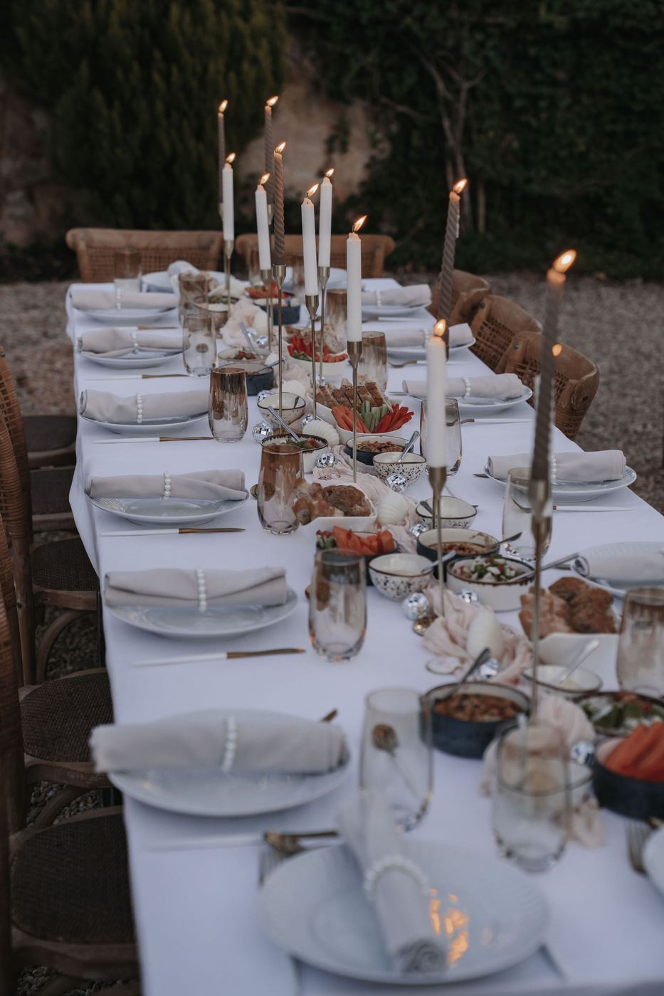 Gedeckte Dinner-Tafel mit Kerzen zum Abschluss eines Day Events auf Mallorca
