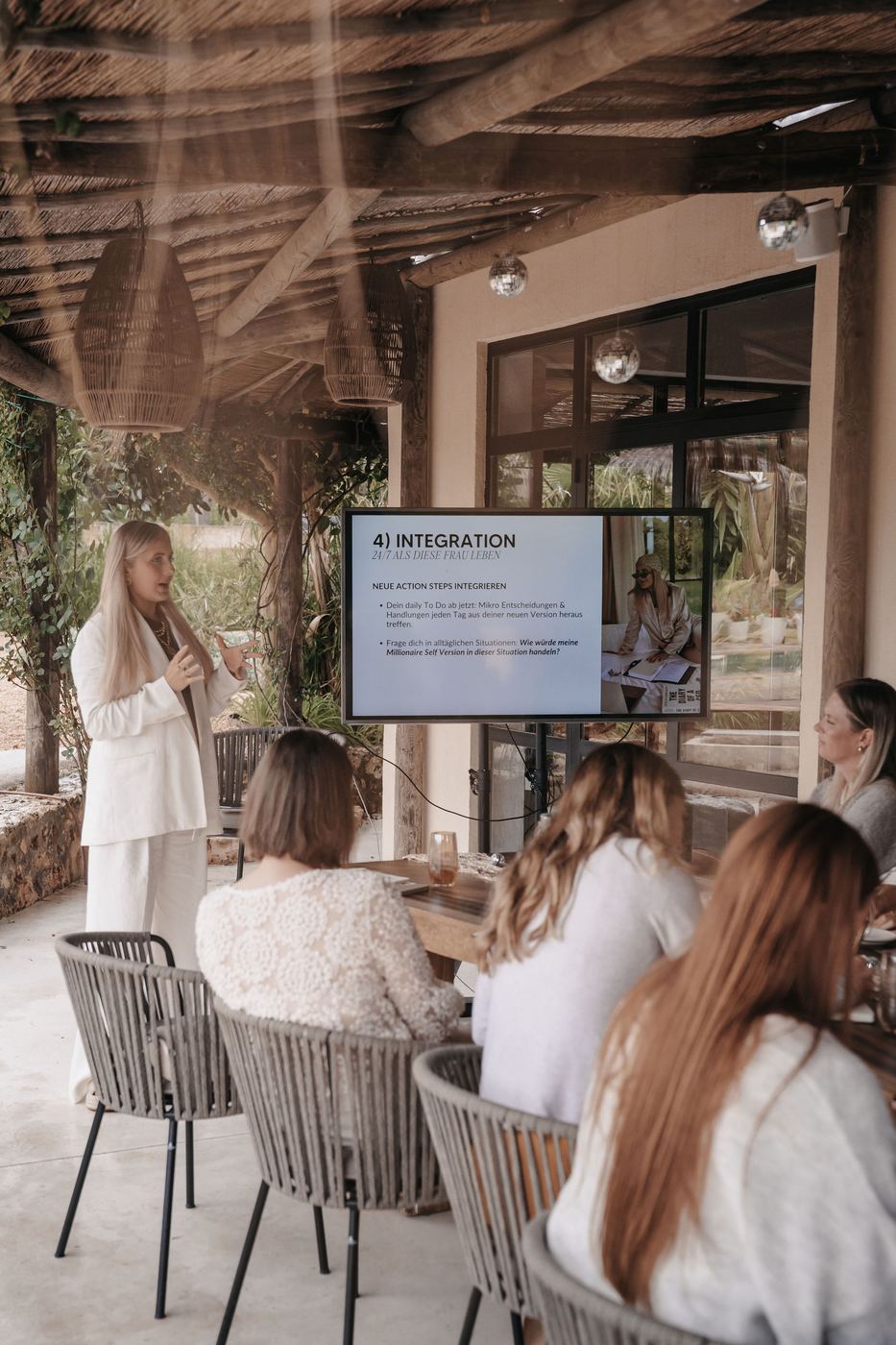 Impulsvortrag unter dem Schilfdach bei einem Community Event auf Mallorca
