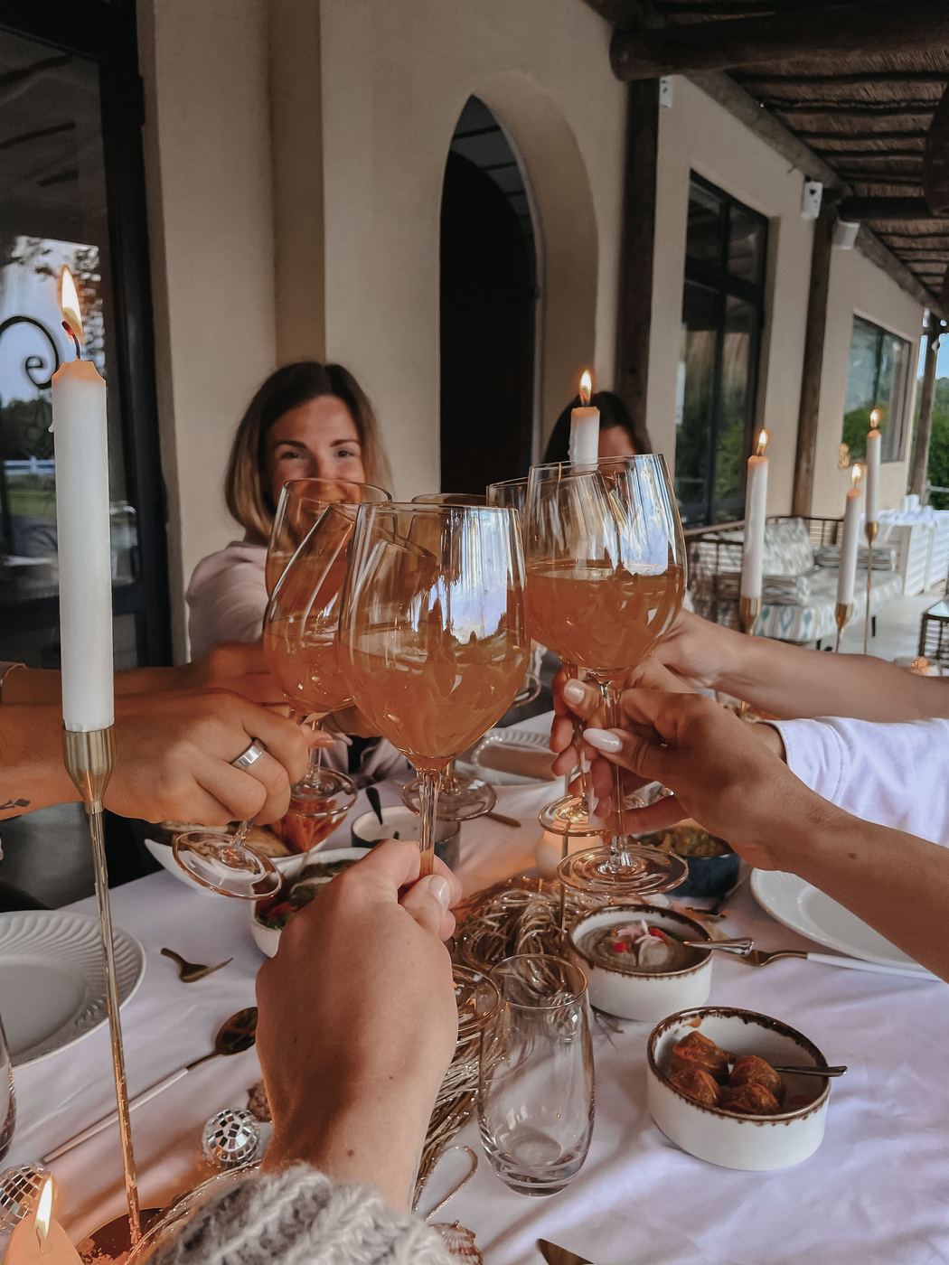 Gemeinsames Dinner mit Anstoßen bei einer VIP Experience auf Mallorca