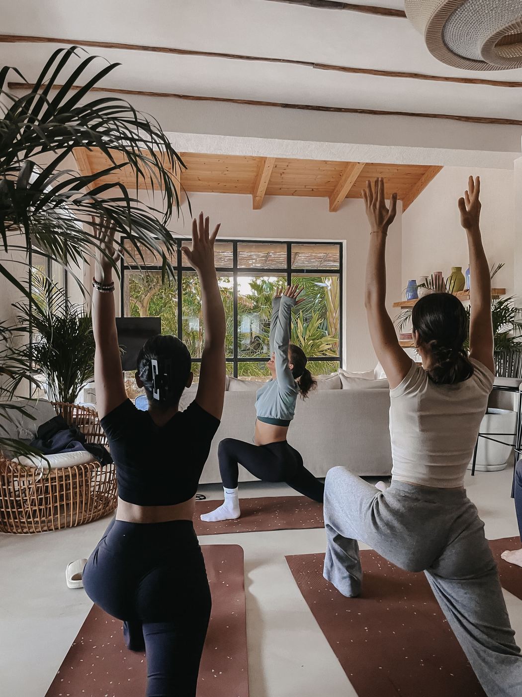 Yoga-Session im Wohnraum der Finca bei einer VIP Experience auf Mallorca