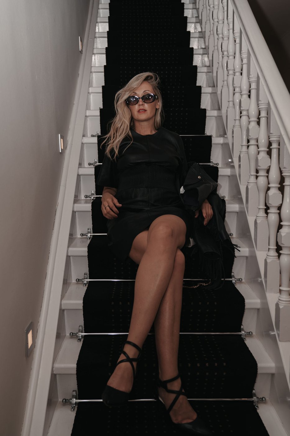Blitzlicht-Session bei Nacht · Daniela auf der Treppe mit Sonnenbrille