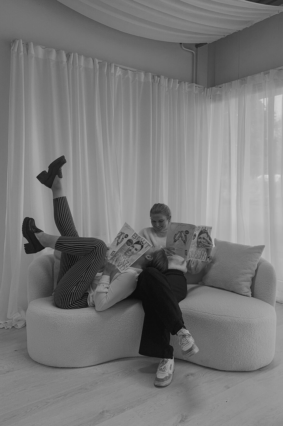 Sarah Bakker und Kea Ulrich mit der ersten Magazinver&ouml;ffentlichung in der Hand