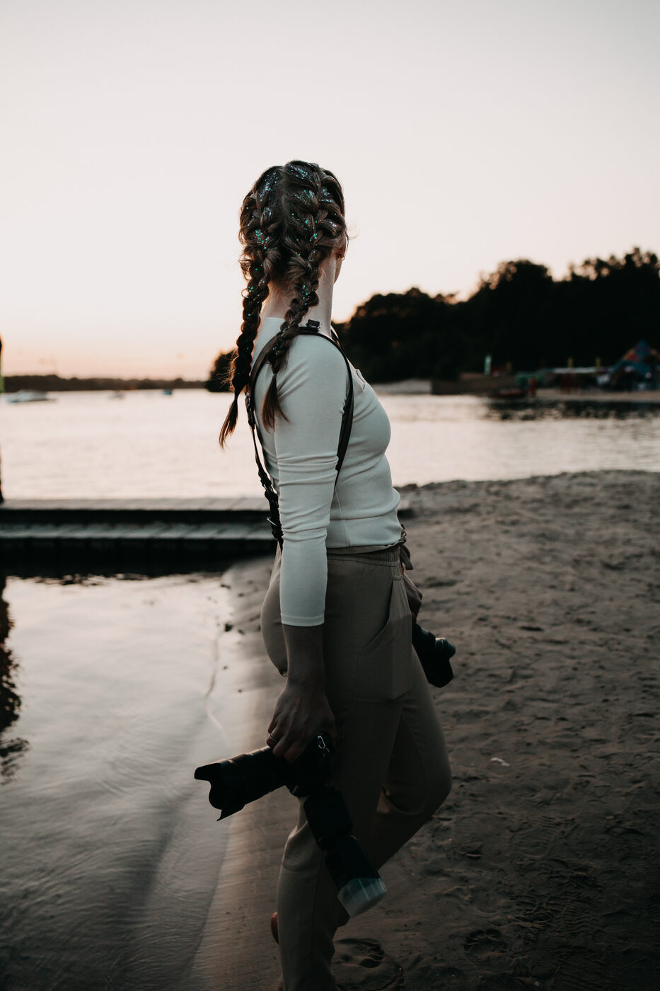 Sarah Bakker mit Kamera am Strand im Abendlicht