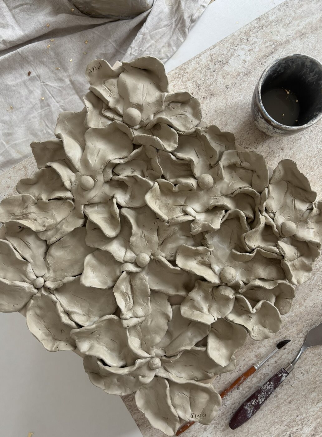 Modelliertes Tonrelief aus Bl&uuml;ten, entstanden in einem Kreativkurs von Sarah Bakker