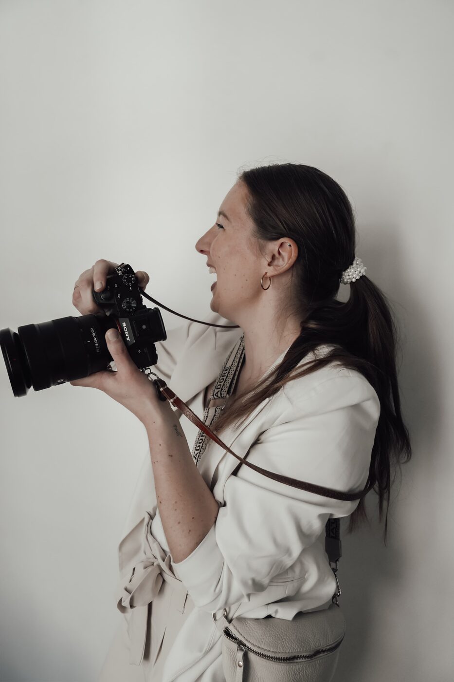 Sarah Bakker mit der Kamera am Auge bei einem Shooting