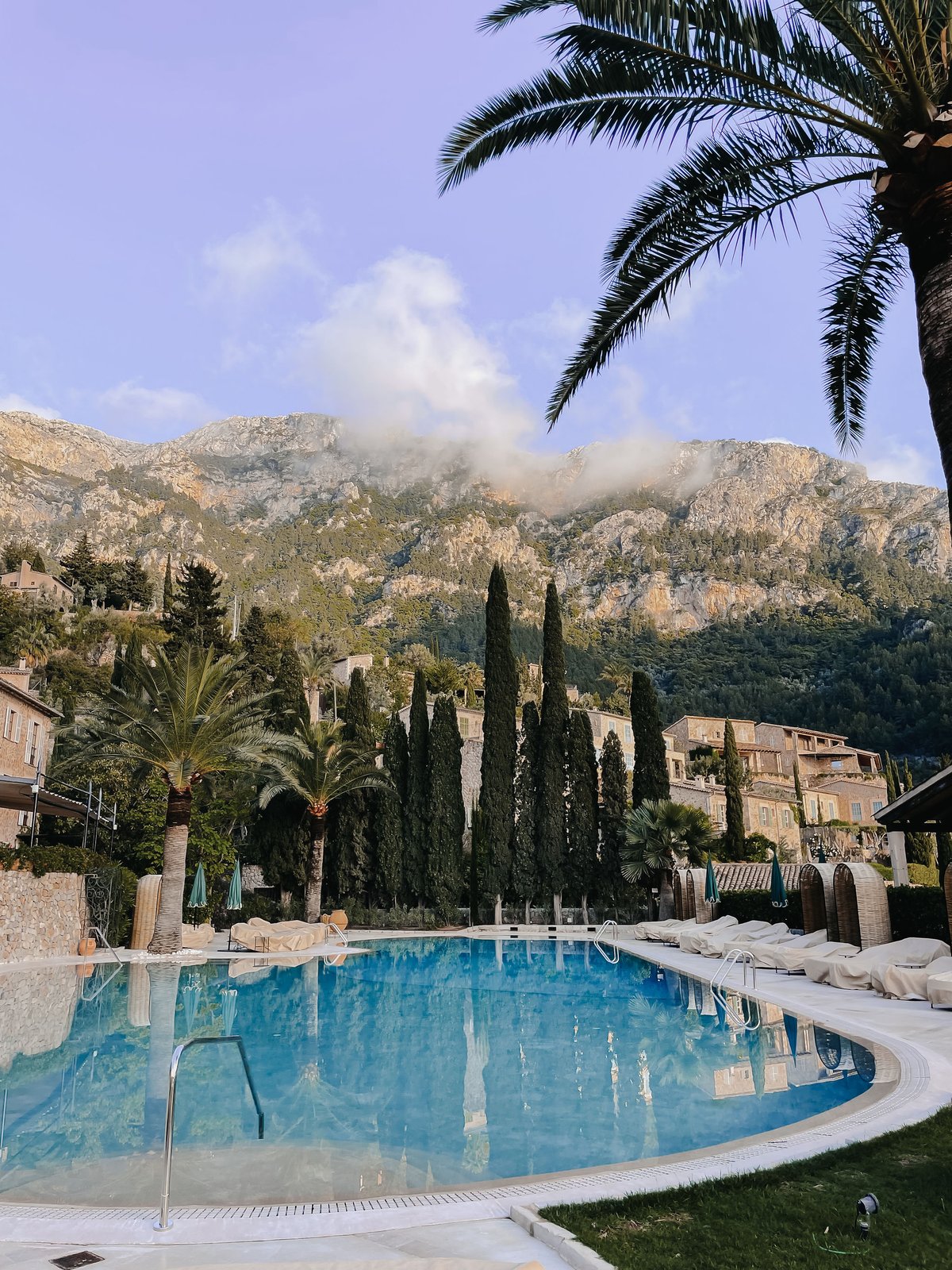 Live-Event Mallorca · Pool mit Bergblick