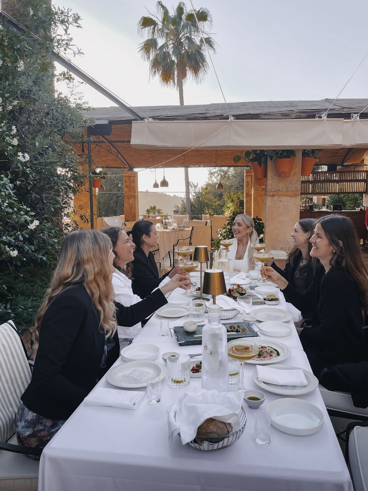 Live-Event Mallorca · Anstoßen an der Tafel