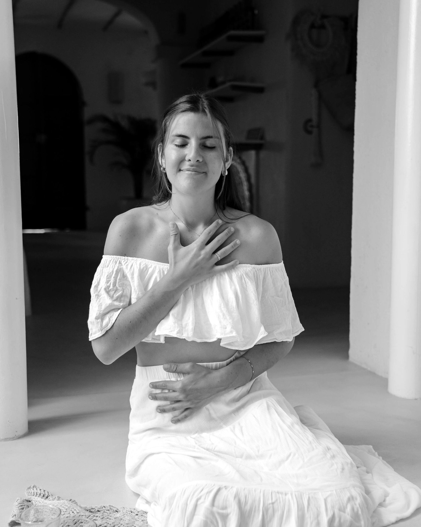 VIP Editorial Mallorca · weißer Off-Shoulder-Look kniend, schwarzweiß