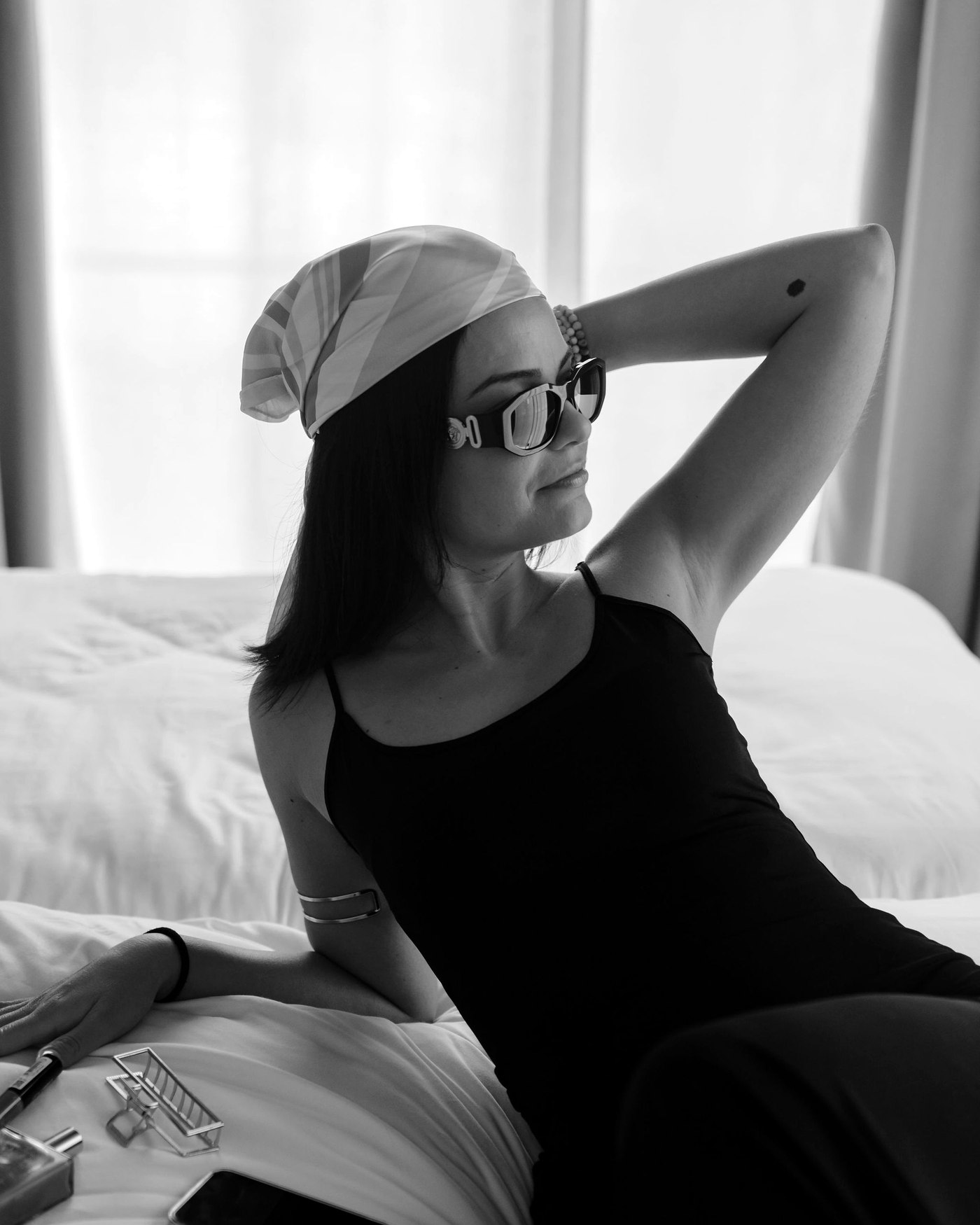 VIP Editorial Mallorca · Kopftuch und Sonnenbrille auf dem Bett, schwarzweiß