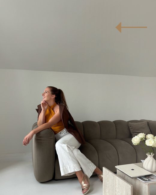Businessfoto mit Licht von rechts, die rechte Gesichtsh&auml;lfte ist heller, ein goldener Pfeil zeigt die Lichtrichtung