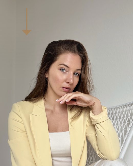 Businessfoto mit Licht von vorn, das Gesicht ist gleichm&auml;&szlig;ig hell, ein goldener Pfeil zeigt die Lichtrichtung
